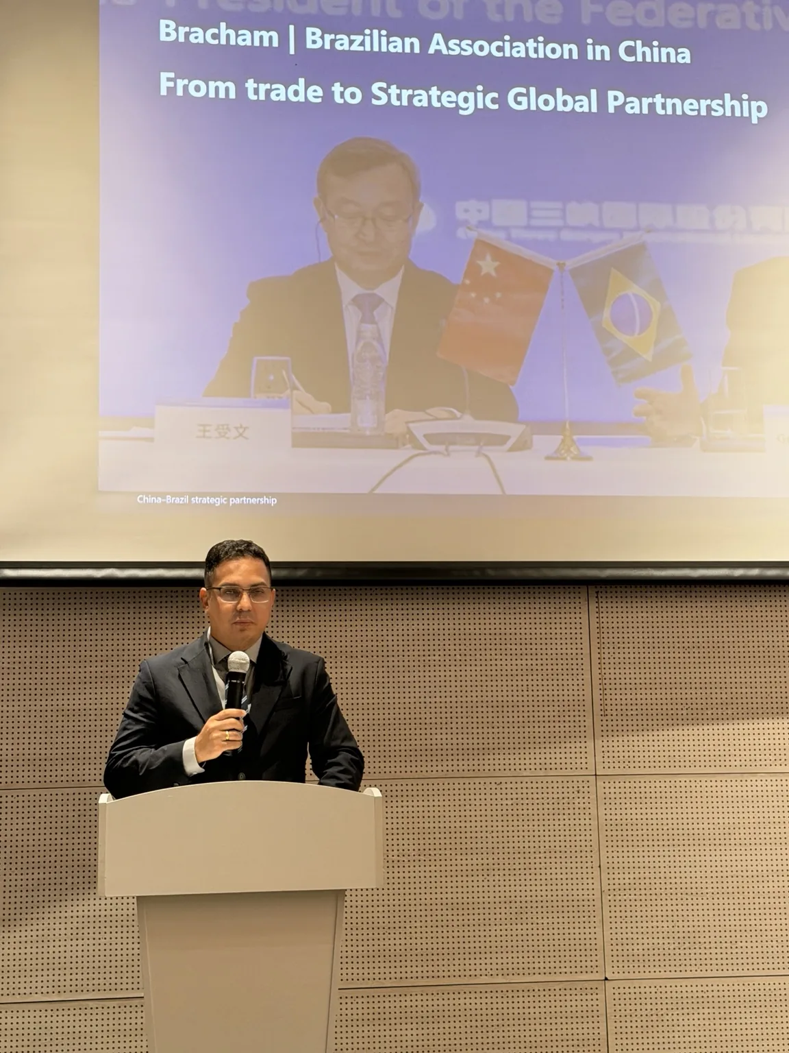 Palestra institucional sobre parceria estratégica Brasil–China e BRACHAM.