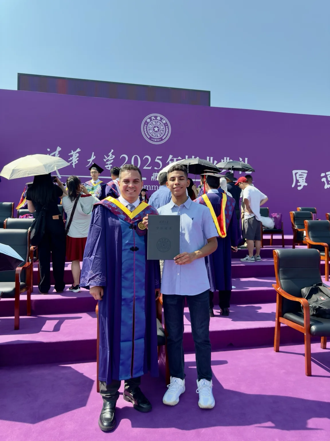 Registro de jornada acadêmica e familiar em Tsinghua University.